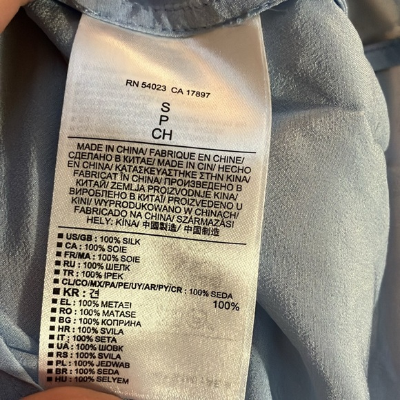 Banana Republic silk long sleeve blouse with pockets and buttons size Small - Picture 5 of 5